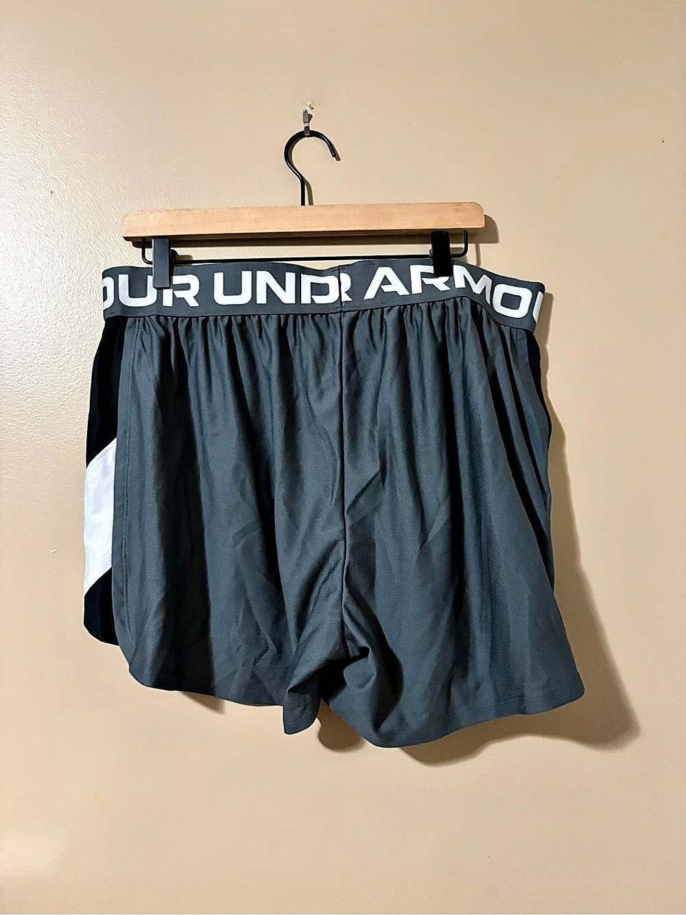 Under Armour Athletic Shorts Gray & Black Medium New with Tags - Picture 2 of 3